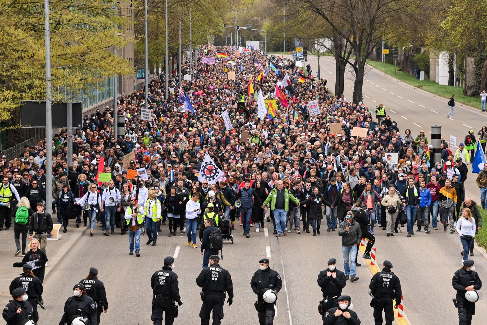 Protest koronasceptyków w Stuttgarcie