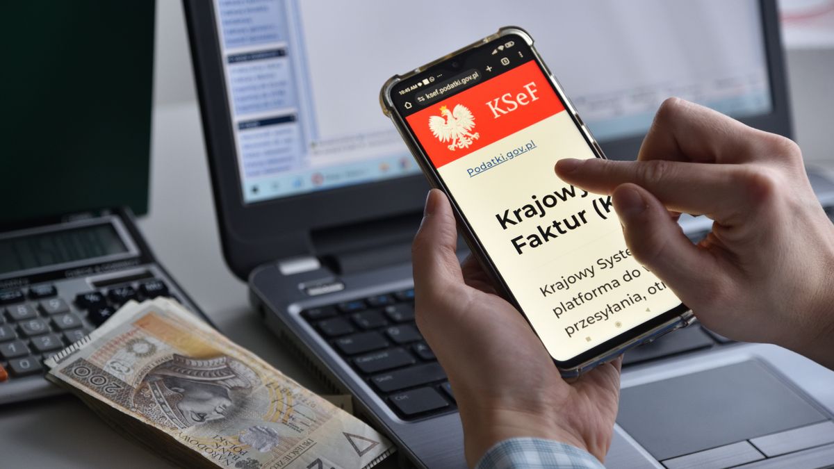 Wroclaw, Polska - 24 stycznia 2026: Od 1 lutego obowiazkowy system KSeF, rejestracja faktur online. Na zdjeciu: telefon ze strona KSEF, gotowka, kalkulator i laptop w tle.
Bartlomiej Magierowski
ksef, faktury, system, biuro, praca, biurowa, fakturowanie, ksiegowosc, rachunkowosc, firmowe, jednoosobowa, dzialalnosc, gospodarcza, gospodarka, firma, podatki, fiskus, e-faktury, efaktury, smartfon, telefon, strona, www, aplikacja, gotowka, kalkulator, laptop, polskie, polska, system fakturowania, faktury, ksef, system, biuro, praca, biurowa, fakturowanie, ksiegowosc, rachunkowosc, firmowe, jednoosobowa, dzialalnosc, gospodarcza, gospodarka, firma, podatki, fiskus, e-faktury, efaktury, smartfon, telefon, strona, www, aplikacja, gotowka, kalkulator, laptop, technologia, pracy, biurko, klawiatura, finansowy, papier, dokument
