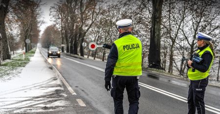 Mundurowi zatrzymali 17-latka. Ukradł auto i prowadził pod wpływem