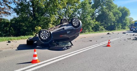 Po czołowym zderzeniu oba pojazdy dachowały. Trzy osoby zostały poszkodowane. Droga krajowa zablokowana
