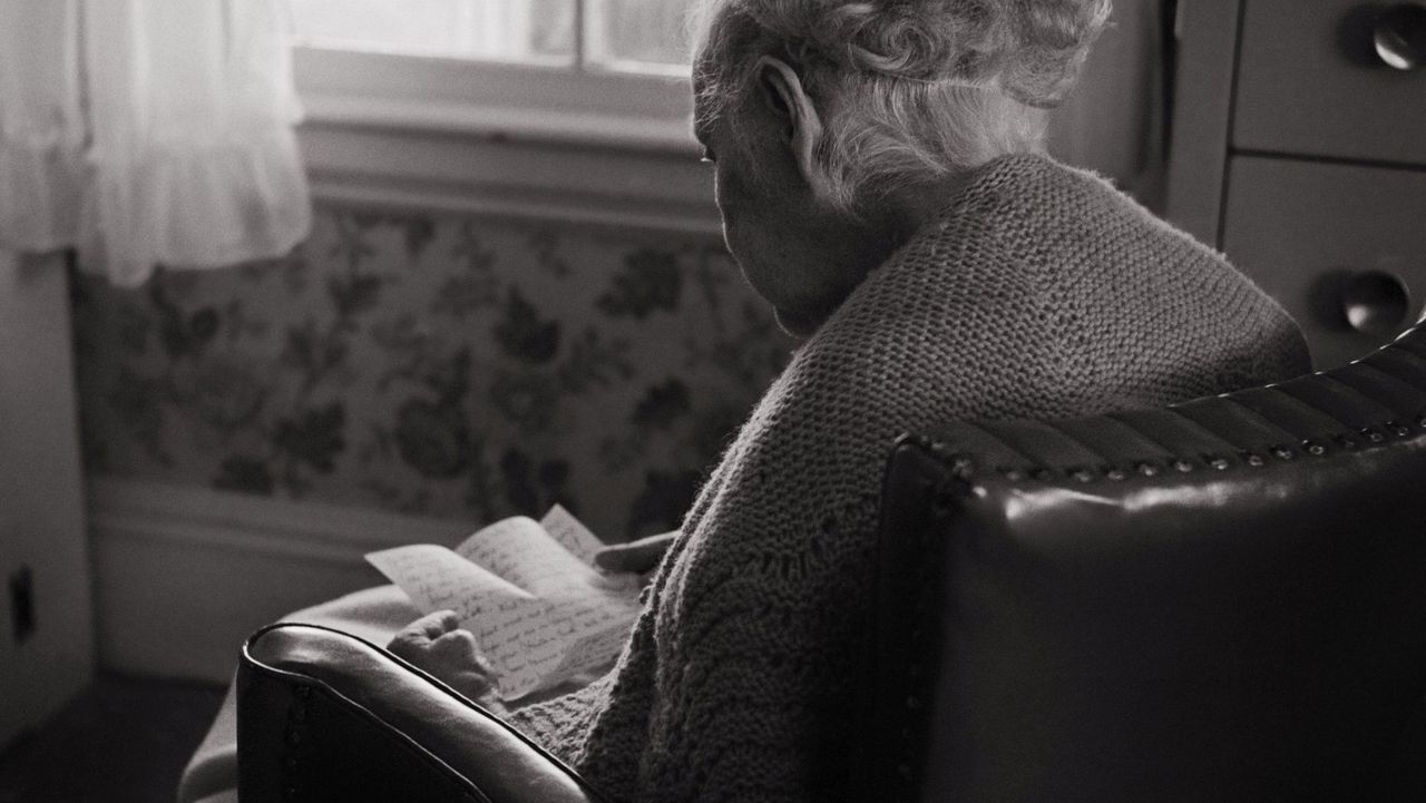 "Zabierali matce posiłek". Wstrząsające, przez co przechodzą niektórzy seniorzy