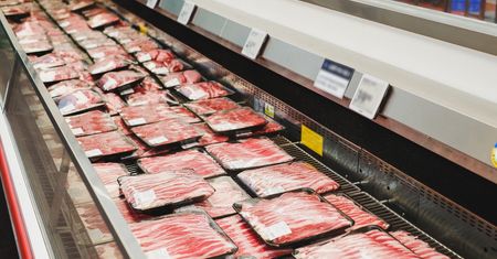 Boczek znika ze sklepów. Sanepid wykrył groźną bakterię