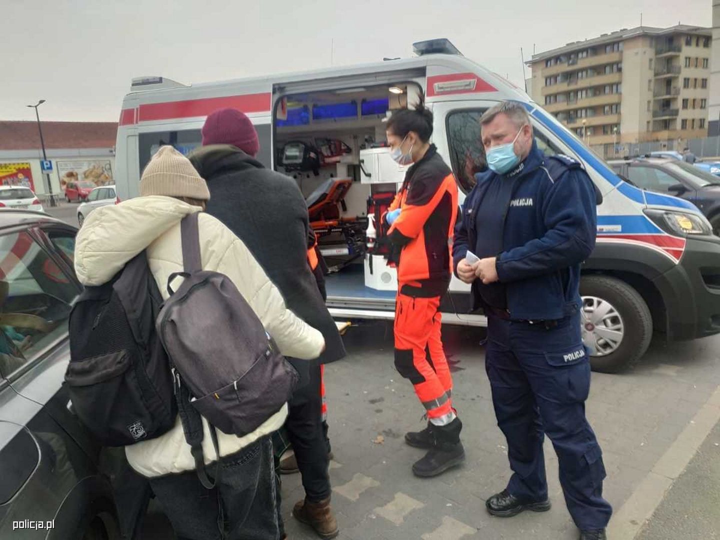 Podbiegła do polskiego policjanta. To stało się potem