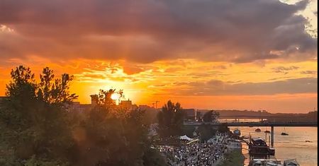 Niebo nad Warszawą zapłonęło. "Wow, nagrywaj!"