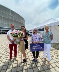 Koronawirus. 100 tys. szczepień na Stadionie Wrocław. Nietypowy prezent dla pani Magdy