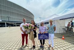 Koronawirus. 100 tys. szczepień na Stadionie Wrocław. Nietypowy prezent dla pani Magdy