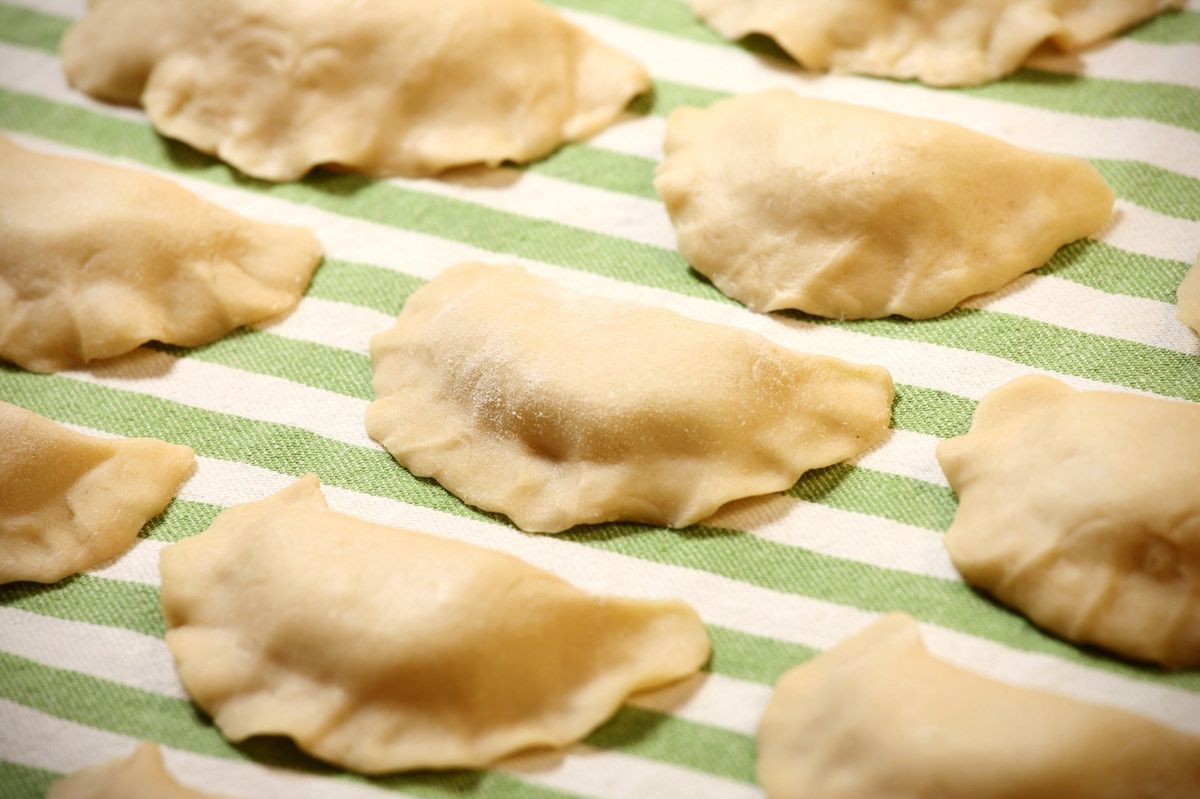 Weź ziemniaki i kilka pieczarek. Zrobisz najlepszy farsz do pierogów