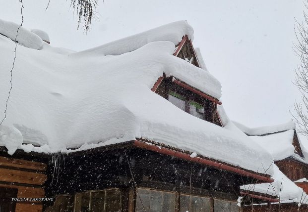 Zakopane. Pijany turysta utknął na dachu