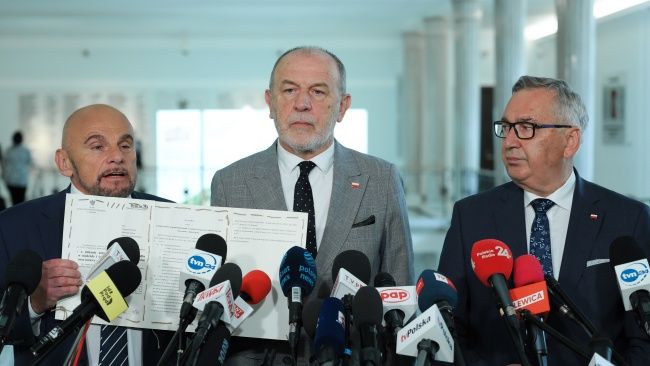 Alfred Bujara z "Solidarności" oraz posłowie PiS Jan Mosiński i Stanisław Szwed nie chcą zmian w handlu