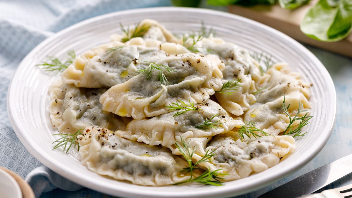 Pierogi ze szpinakiem i dodatkami są pyszne prosto z wody