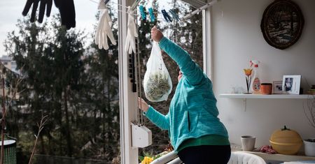 Prosty sposób na zatrucie. Też tak robisz, gdy nie ma miejsca w lodówce?