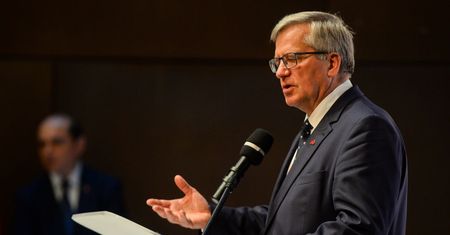 Kto kandydatem KO? Komorowski wskazał "zawodnika wagi ciężkiej"