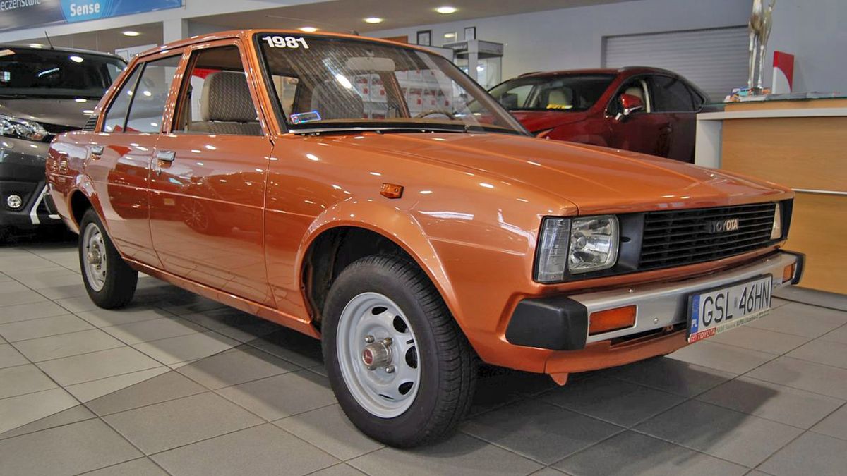 37-letnia toyota corolla jest w świetnym stanie.