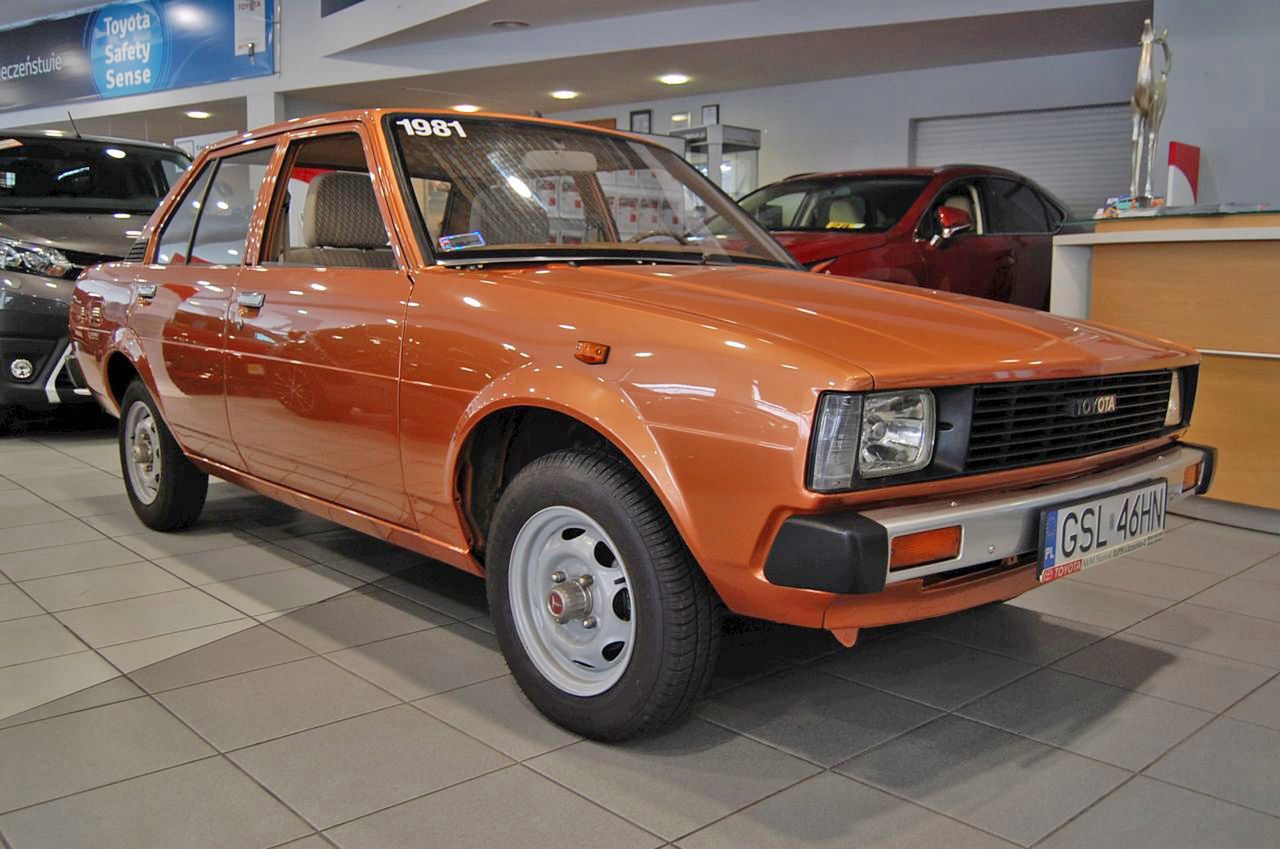 Toyota Corolla z 1981 r. jest nie do zajechania. Wszystko przez podobieństwa do Fiata 125p