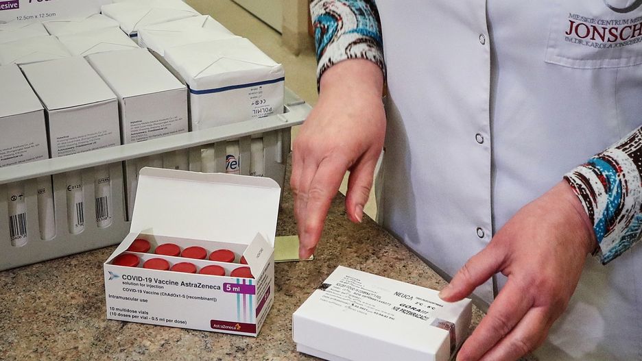AstraZeneca niechciana przez Polaków. Pierwszy punkt szczepień poinformował, że w lodówkach zostało mu kilka tysięcy dawek