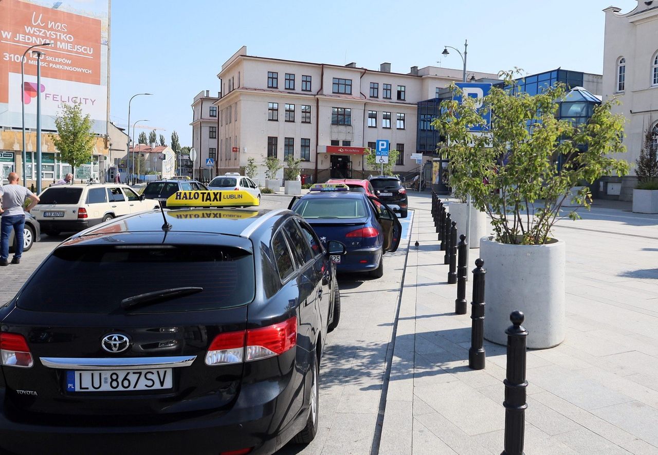Lublin: Paraliż przed dworcem PKP. - Armagedon - skarżą się kierowcy, szukający miejsca do zaparkowania. Ale szykują się zmiany