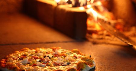 Niektórzy zarabiają tyle w miesiąc, inni wydają taką kwotę na obiad. Najdroższa pizza w Polsce