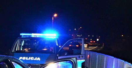 15-latek w stanie krytycznym. Leżał na poboczu. Policja ogłasza
