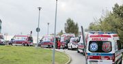 Koronawirus w Polsce. Sznur karetek przed kolejnym szpitalem