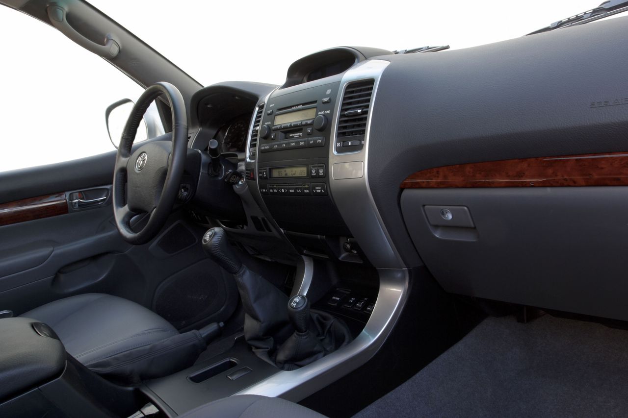 Deska rozdzielcza tak jak w poprzedniku prezentuje poziom ówczesnej klasy średniej, czyli Toyoty Avensis II.