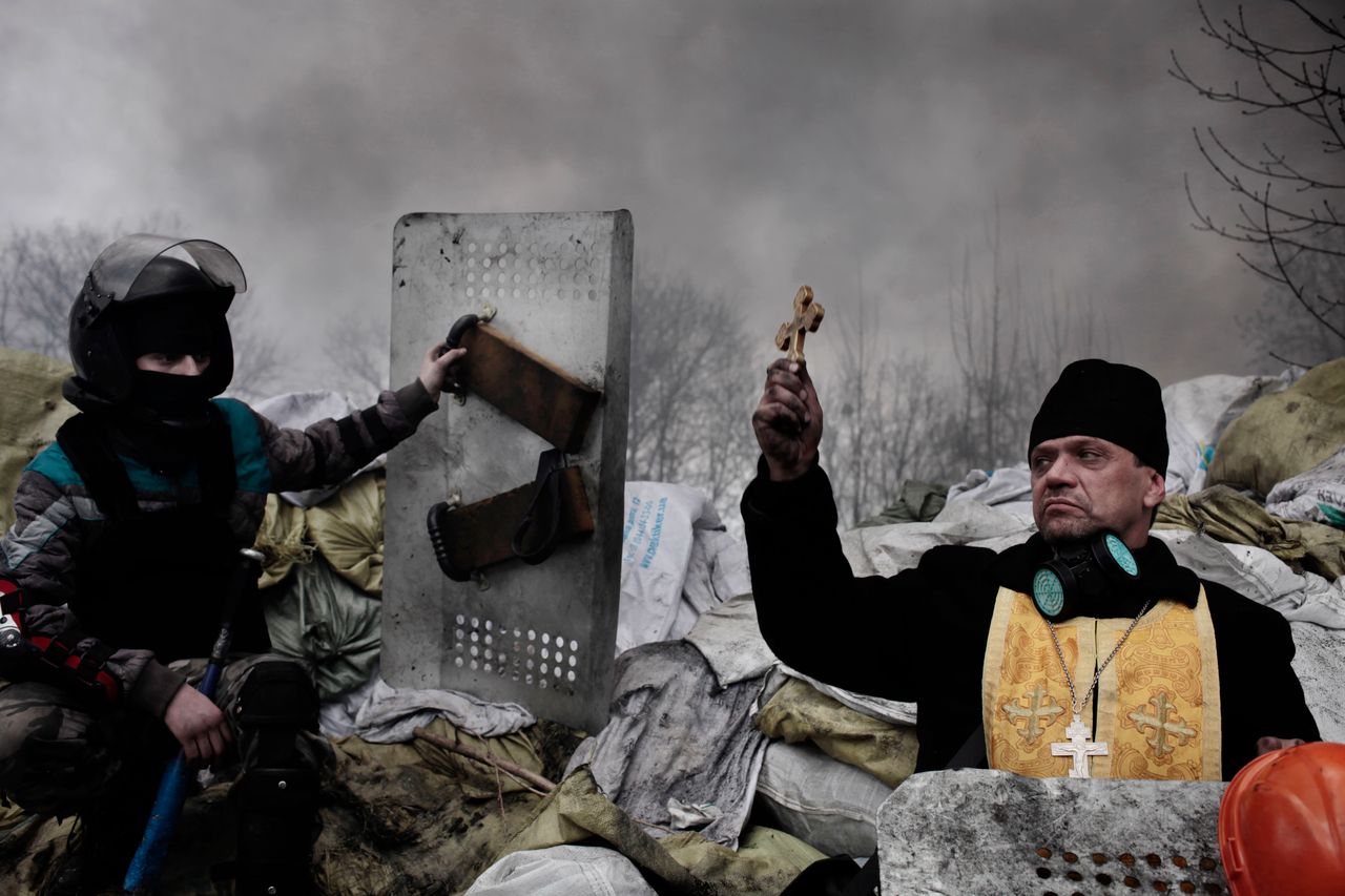 Drugie miejsce w kategorii - wiadomości, historia zdobył Jérôme Sessini za serię zdjęć "Final fight for Maidan”. Prawosławny kapłan błogosławi protestujących.