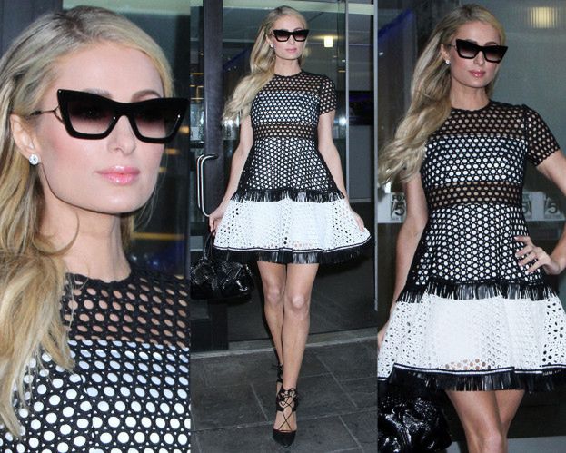 Niestrudzona Paris Hilton wdzięczy się w rozkloszowanej sukience z siatki