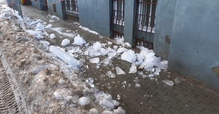 Nastolatki szły chodnikiem. Nagle z dachu spadł lód