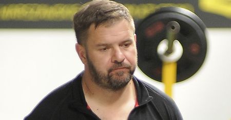 Tomasz Karolak gorzko podsumowuje dzieciństwo: "Ojciec BIŁ MNIE PASEM W D*PĘ"