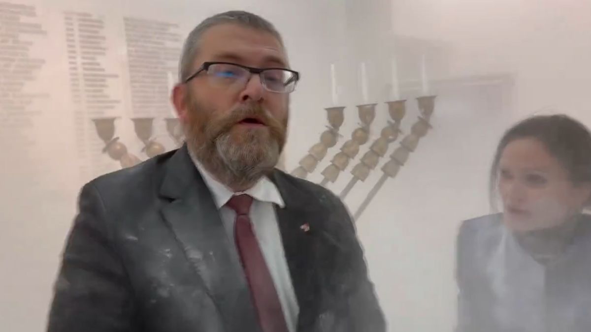 Grzegorz Braun odpalił gaśnicę w Sejmier