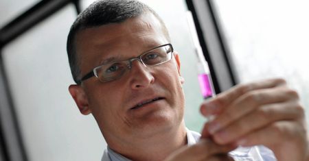 Koronawirus. Polska. Epidemiolog Paweł Grzesiowski mówi o "panicznych zakazach". Maski dla wszystkich ocenia jako "maskaradę"