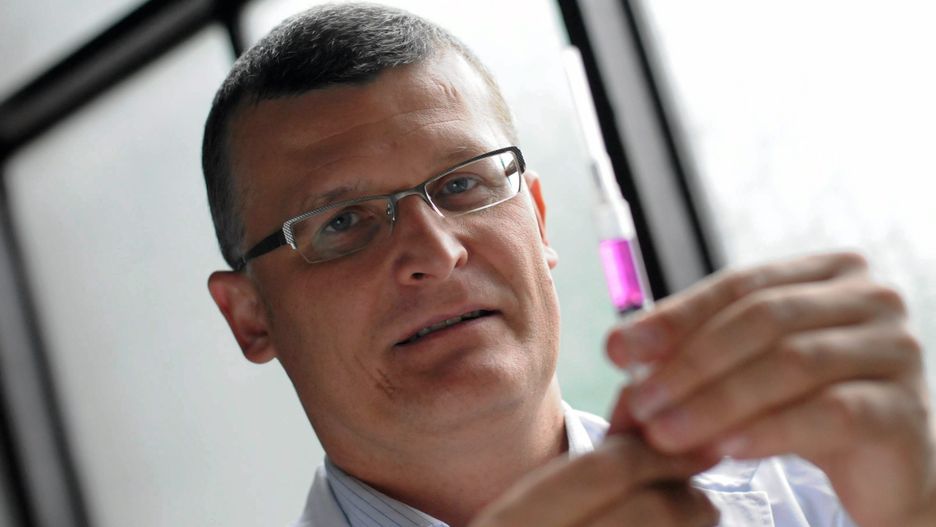 Koronawirus w Polsce. Epidemiolog Paweł Grzesiowski twierdzi, że "wirus nie fruwa w powietrzu"