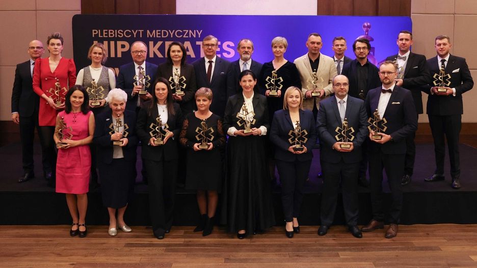 Na zdjęciu laureaci pierwszych miejsc wraz z zaproszonymi gośćmi oraz organizatorami podczas uroczystej gali, w trakcie której prestiżowe tytuły zostały wręczone w Hotelu Prezydenckim w Rzeszowie