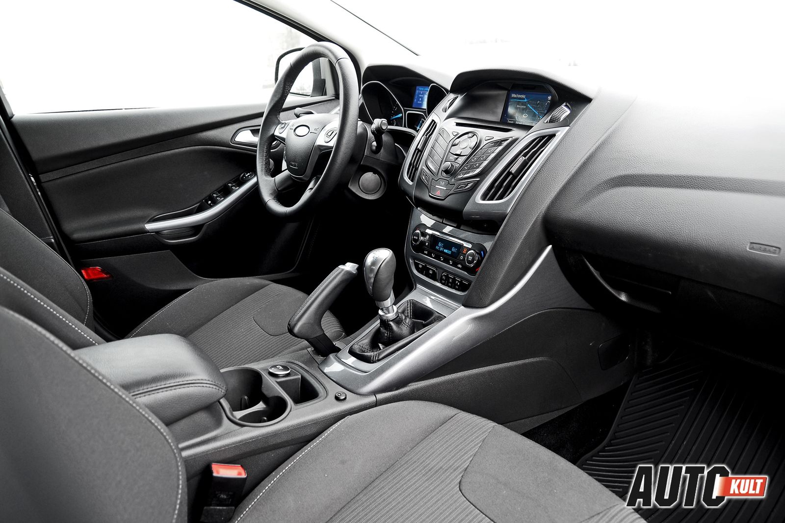 Volkswagen Golf Variant VII 2,0 TDI Highline vs. Ford Focus Kombi 1,6 EcoBoost Titanium - test  [galeria] 24