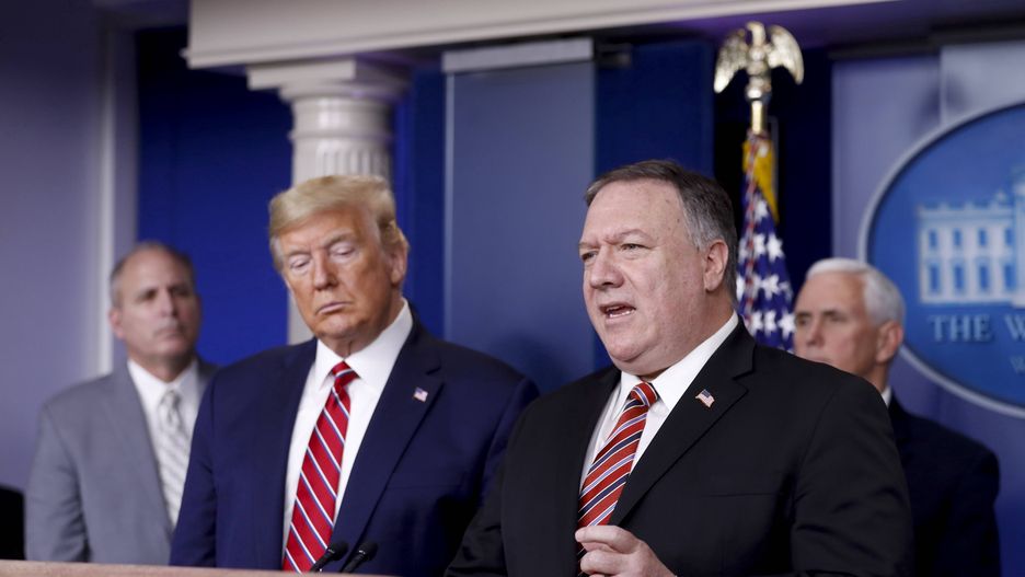 Koronawirus. USA. Sekretarz Stanu Mike Pompeo (obok prezydent Donald Trump) 