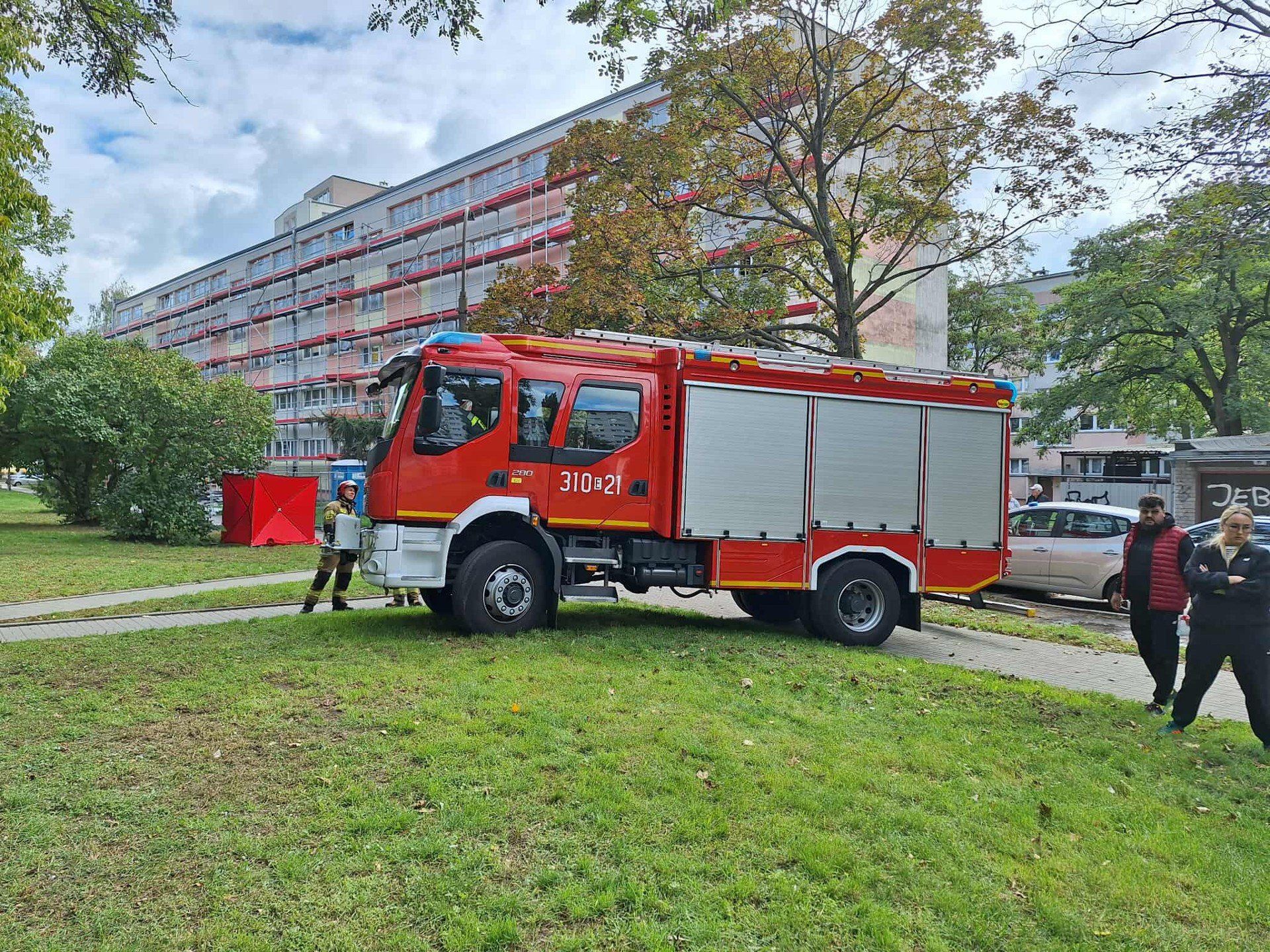 Strażacy wchodzili do płonącego lokalu po rusztowaniu...
