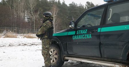 55 migrantów próbowało wejść do Polski. Żołnierz dostał kamieniem w twarz