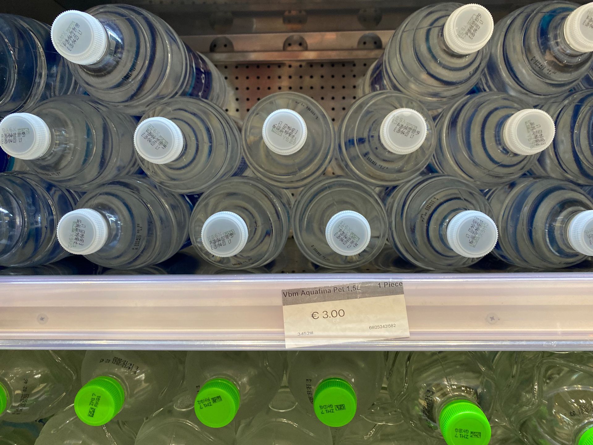 Mała butelka wody kosztuje 1 euro (niecałe 5 zł), duża 3 euro (ok. 13 zł)