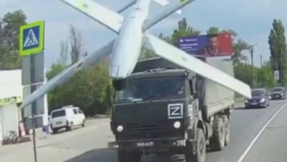Ukraiński dron RAM-2X podczas uderzenia w rosyjską ciężarówkę