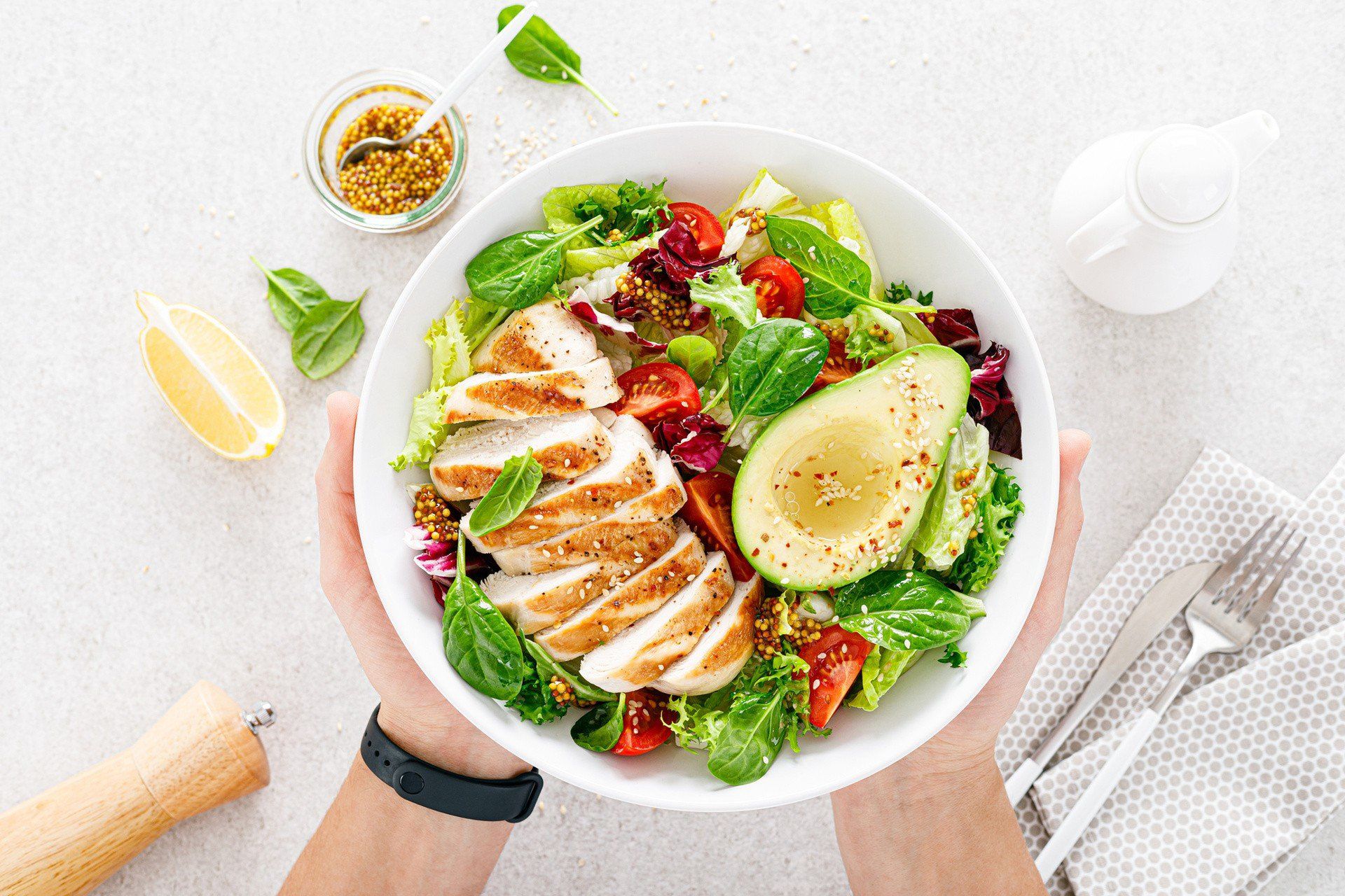 Dieta low carb nie jest pozbawiona węglowodanów. Pochodzą jednak ze źródeł, gdzie jest ich mało, np. warzyw