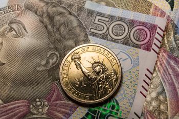 Kurs dolara ostro w górę. Fed osłabia złotego