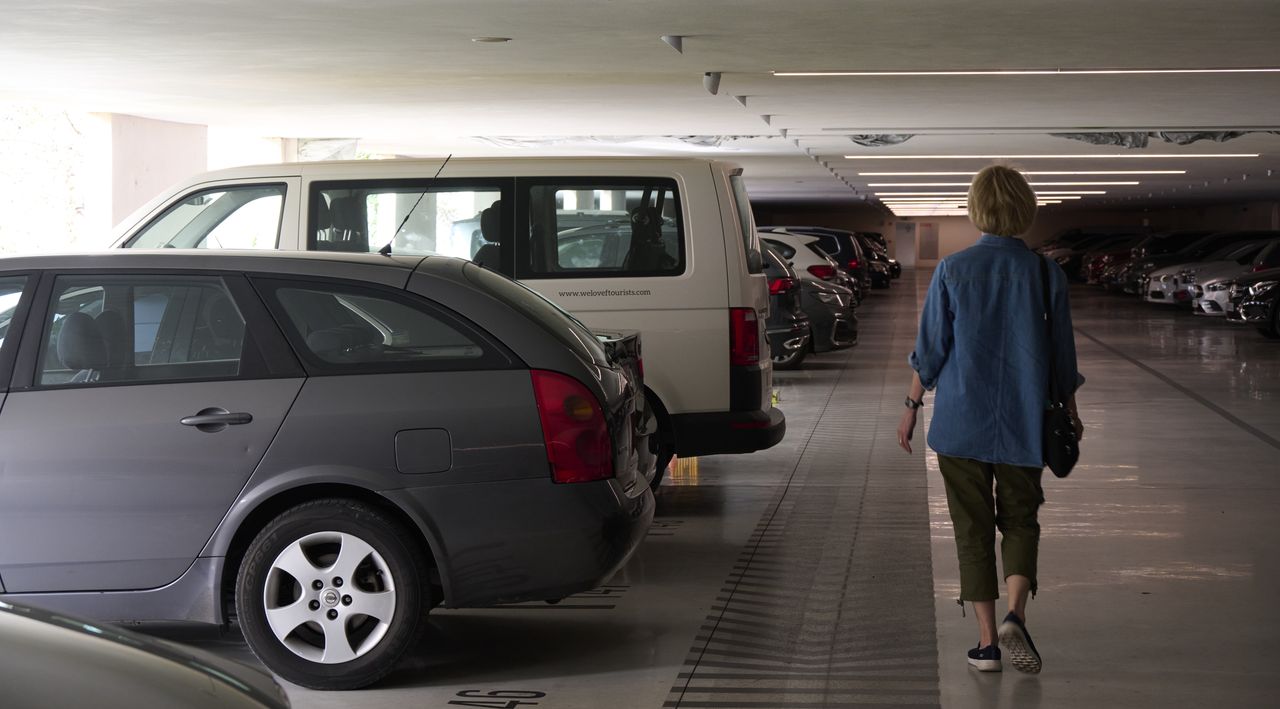 Nad zakazem wjazdu dla elektryków na parking podziemny zastanawiają się niektóre wspólnoty mieszkaniowe (Zdjęcie poglądowe)