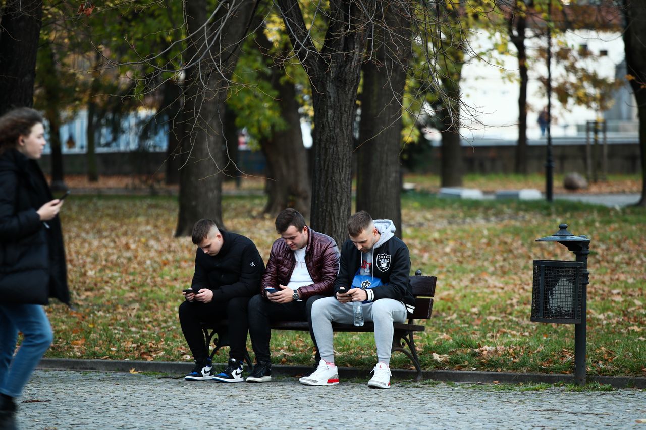 Korzystając z TikTok ryzykują życiem (Photo by STR/NurPhoto via Getty Images)