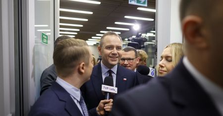 Nawrocki uciekał. "Czy pan nie rozumie po polsku?"
