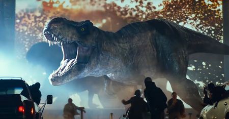 To trzeba zobaczyć. Drapieżnik z "Jurassic World" demoluje kino samochodowe