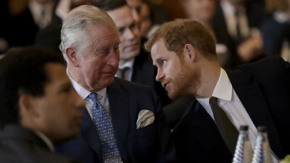 Ksia?? Karol wita si? z synemBritain's Prince Harry leans over to speak with his father Prince Charles in accompanying him to attend a coral reef health and resilience meeting with speeches and a reception with delegates at Fishmongers Hall in London, Wednesday, Feb. 14, 2018. The event held Wednesday was entitled the 'International Year of the Reef 2018 - An Opportunity for Increasing Coral Reef Resilience through New Collaborative Models' and was convened by Prince Charles' International Sustainability Unit. (AP Photo/Matt Dunham, Pool)AP POOL