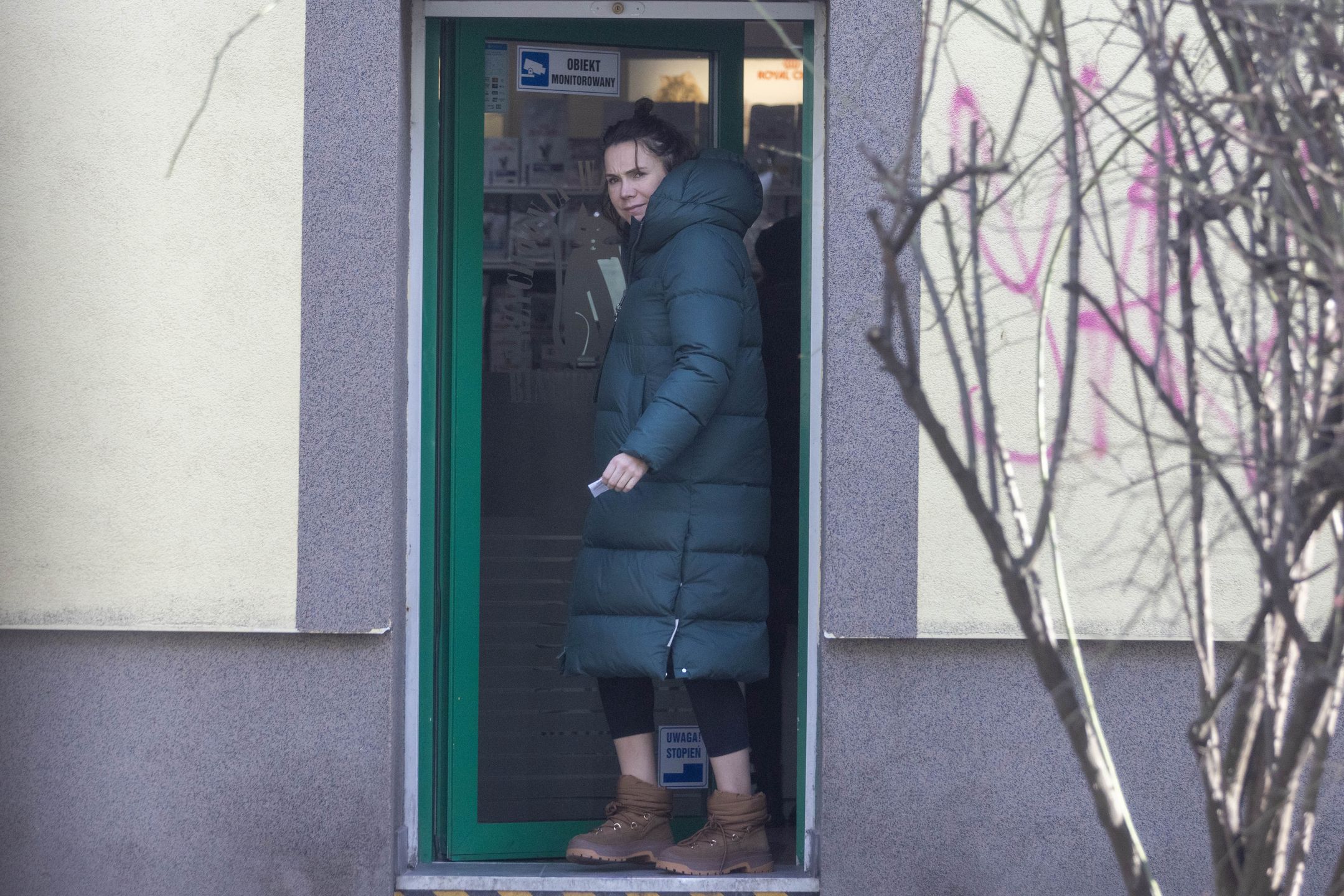 Olga Bołądź z partnerem i suczką u weterynarza
