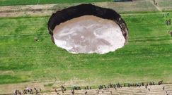 Gigantyczna dziura w ziemi. Lej krasowy z Meksyku zaczyna "pochłaniać" dom