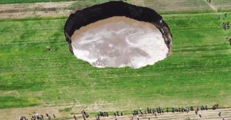 Gigantyczna dziura w ziemi. Lej krasowy z Meksyku zaczyna "pochłaniać" dom