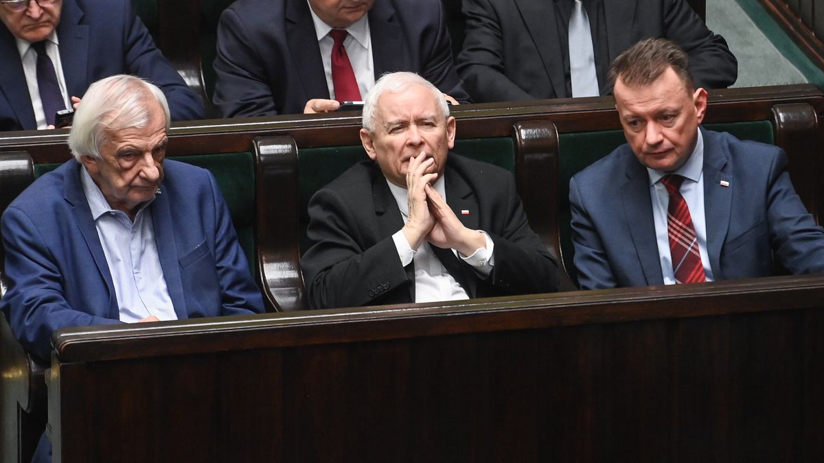 Ryszard Terlecki, Jaros�aw Kaczy�ski, Mariusz B�aszczak
Warszawa, 06.03.2025. Politycy PiS, od lewej: pose� Ryszard Terlecki, prezes Jaros�aw Kaczy�ski i szef KP PiS Mariusz B�aszczak na sali obrad Sejmu w Warszawie, 6 bm. Pos�owie zajmuj� si� rz�dowym projektem nowelizacji ustawy o Radzie Ministr�w. (mr) PAP/Piotr Nowak
Piotr Nowak
10, 10 10. X kadencja kadencji, 10., Dziesi�ta, kadencji, obrad, Obrady, plenarna, polityk polityka, Polityka, posiedzenie, Posiedzenie Sejmu, pos�owie, Sala plenarna posiedze� obrad, sala posiedze�, sejm, Sejm RP, sejmu, X kadencja