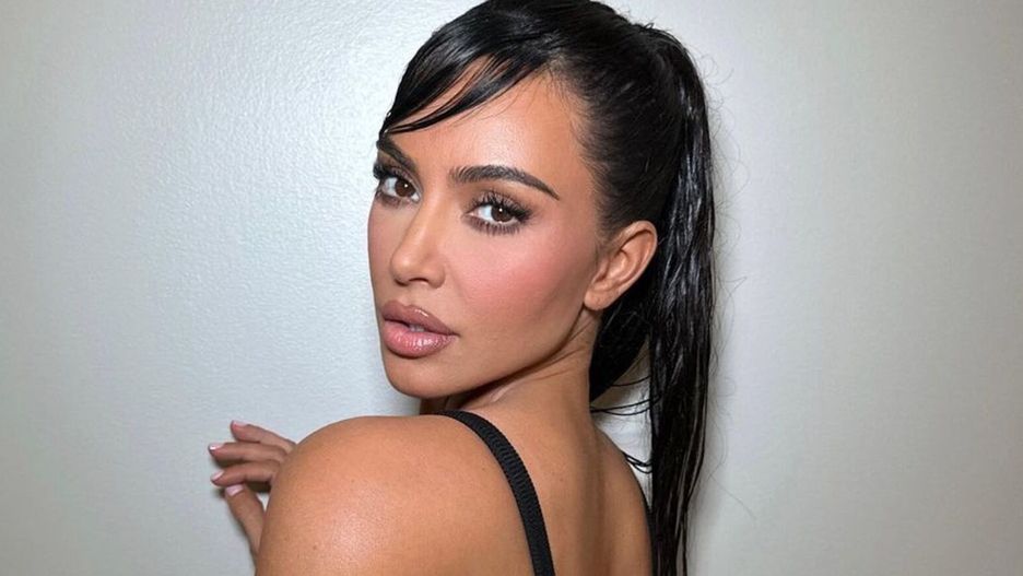 Kim Kardashian w czarnej sukience z wycięciamiInstagram/kimkardashian